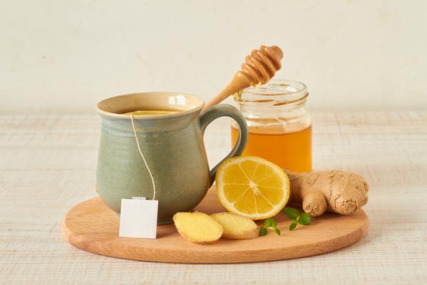 13 antivirais naturais - Como fazer o gengibre com limão e mel - um anitiviral natural eficaz.