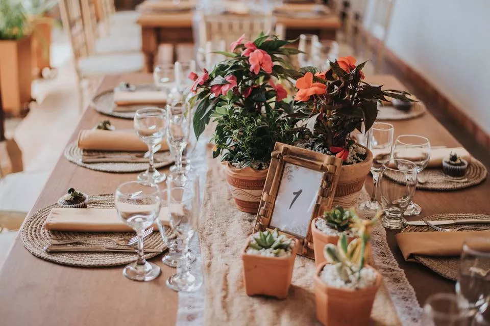 decoração de casamento com centros de mesa com plantas e flores