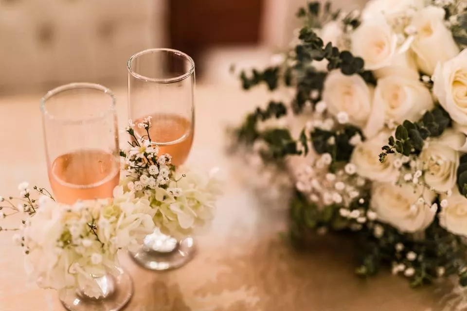 óculos de casamento decorados com flores para o casamento