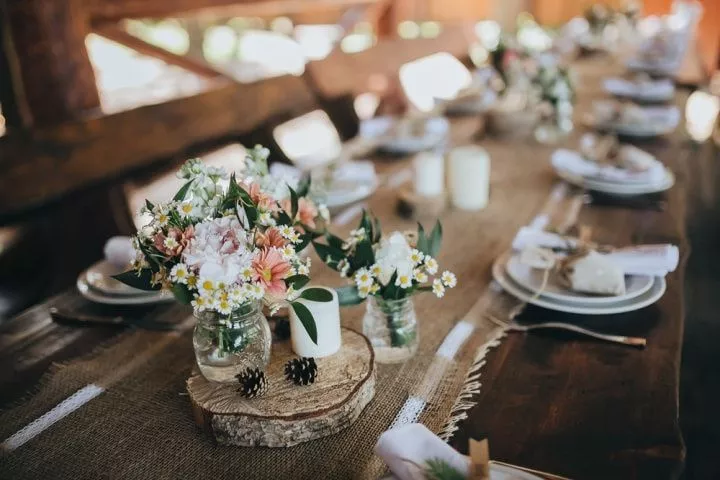 centro de mesa rústica com flores em retábulo de madeira
