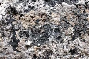 Podemos classificar as rochas ígneas de acordo com sua cor