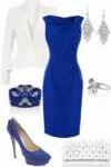 combinar um vestido azul escuro com sapatos brancos