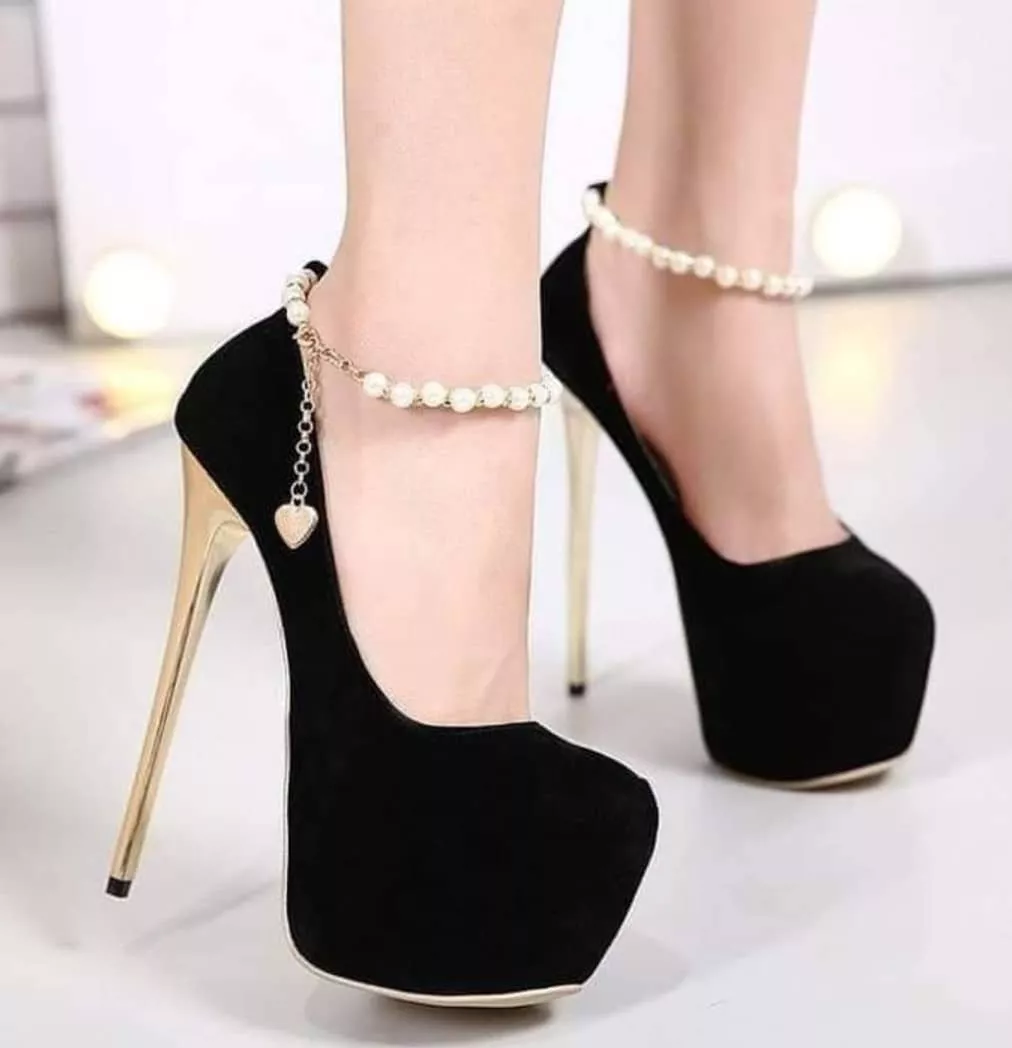 sapatos para combinar com um vestido de festa preto