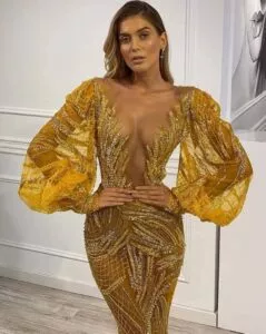 vestido de festa em ouro e lantejoulas